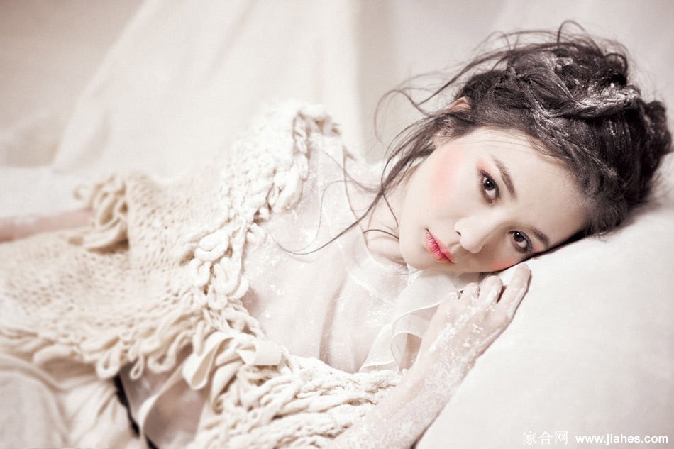 霍思燕:另类白雪公主的惊艳蜕变 霍思燕侧颜微笑,光影交错中展现另类公主的优雅与神秘